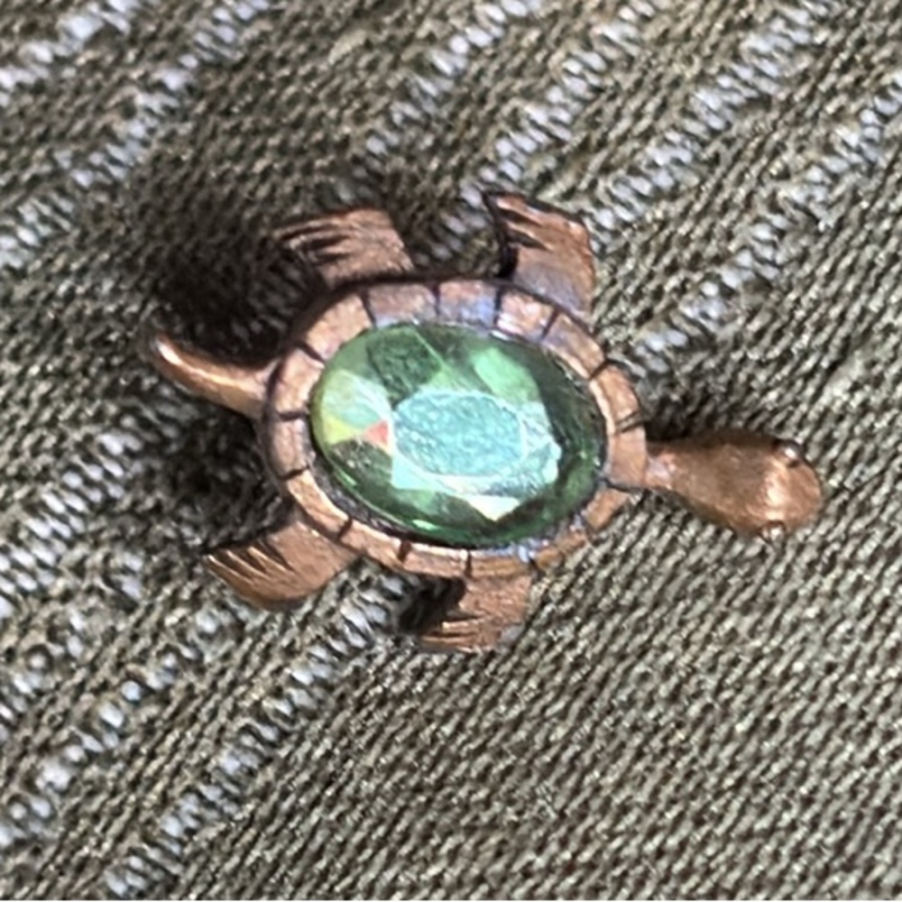 Vintage Turtle pin with faceted Green Gemstone 
August birthstone lapel tie tac